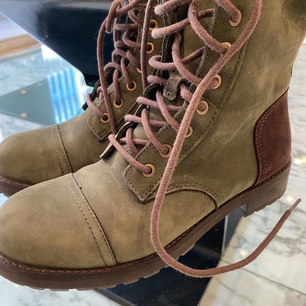 UGG boots size 7 1/2.